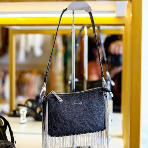Bolsa Preta com Franjas de Corrente e alça Tranversal.