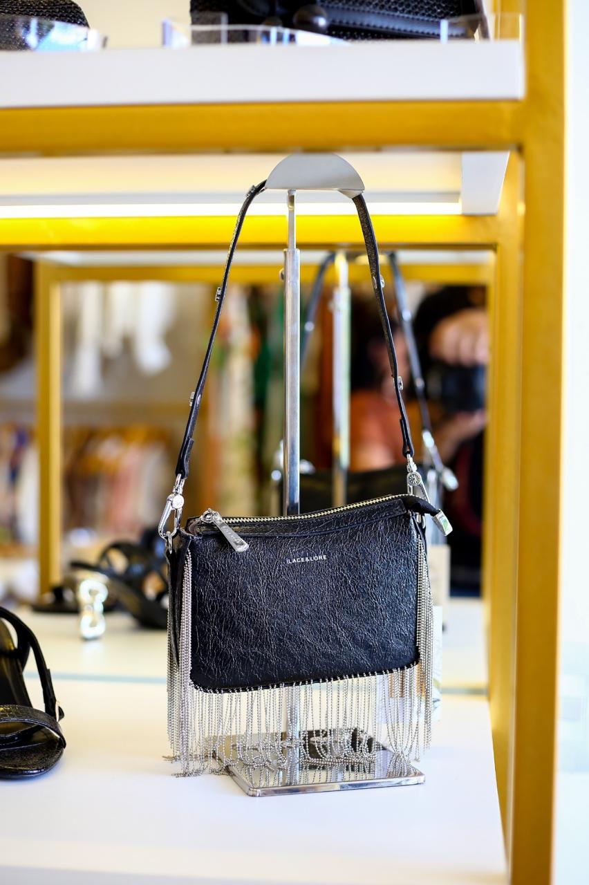 Bolsa Preta com Franjas de Corrente e alça Tranversal.